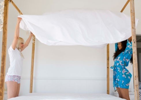 Cómo usar sábanas Queen en una cama de tamaño completo