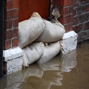 홍수를 막기 위해 집을 모래 주머니에 넣는 방법