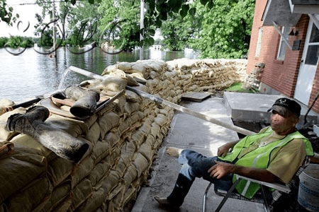 Hvordan sandpose et hjem for å forhindre oversvømmelse