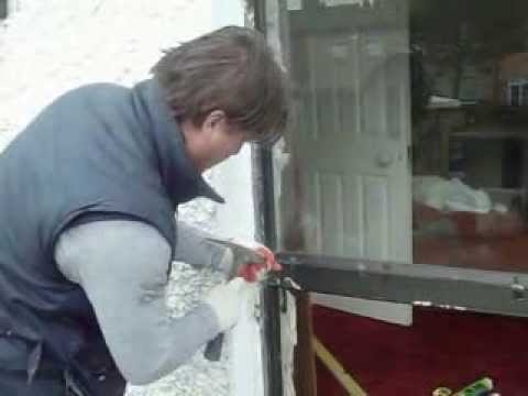 Come sostituire un riquadro della finestra rotto con plexiglass