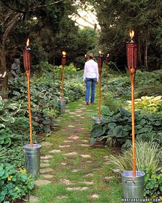 Как да подредите факелите на Тики в двора