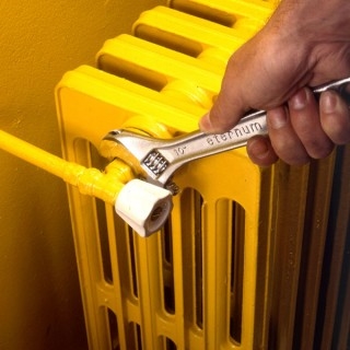 Comment nettoyer un vieux radiateur mural à gaz