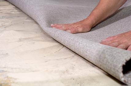 כיצד להתקין שטיח דבק למטה על בטון