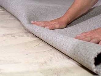 接着剤付きカーペットをコンクリートに取り付ける方法
