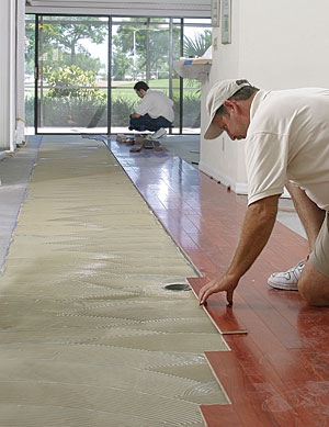 Jak zainstalować dywan z klejem w betonie