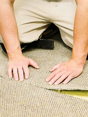 Как установить клеевой коврик на бетон