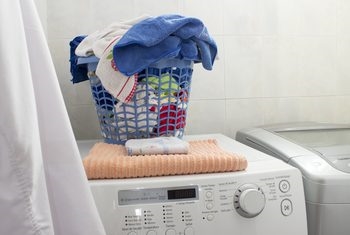 Πώς να ξεκλειδώσετε ένα πλυντήριο ρούχων Duet Whirlpool