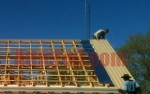 Come installare un tetto in metallo su scandole