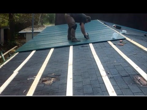 Hoe een metalen dak over gordelroos te installeren