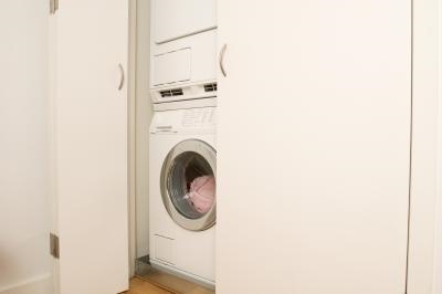 Kenmore 세탁기 받침대를 설치하는 방법