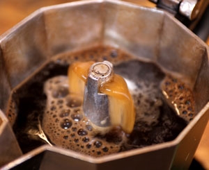 Как да почистите кафените петна от неръждаема стомана