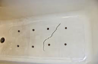 Sådan repareres et krakket badekar omkring drænet