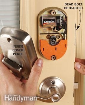 Cómo reemplazar una llave perdida en la puerta de una casa