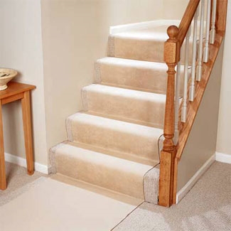 Cómo instalar un corredor de vinilo en escaleras alfombradas