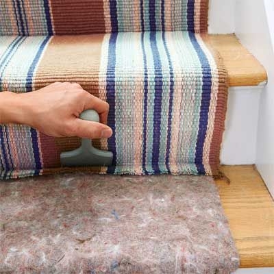 Kako instalirati vinilni trkač na tepihe s tepihom