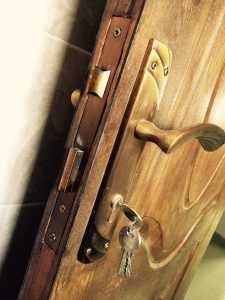 كيفية إصلاح عالقة مقبض الباب