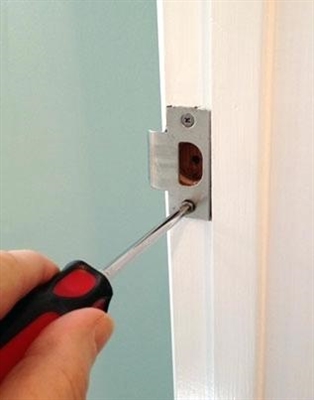 Een vastzittende deurknop repareren