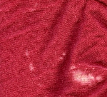 Cómo quitar las manchas rojas de Koolaid de la ropa