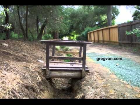 Come costruire un fossato di drenaggio