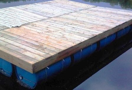 Comment construire des quais flottants avec des barils