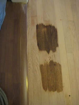 Cómo restaurar manchas gastadas en pisos de madera noble terminados