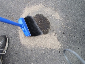 Как да почистите бетонен разлив