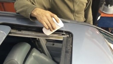 Cómo limpiar desagües en un techo de Chevrolet Sun