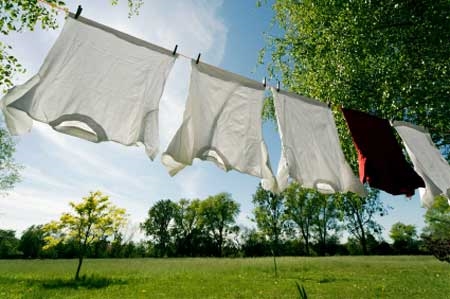 Voinko jättää kosteita vaatteita pesukoneeseen yön yli?