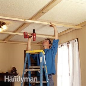 Cómo bajar un techo con marcos de madera