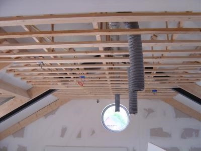 Как опустить потолок с деревянным каркасом