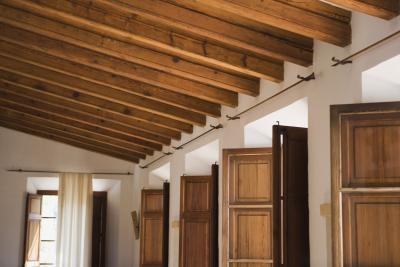 Kako spustiti strop z oblikovanjem lesa