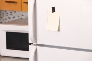 Sådan fjernes klæbrige rester fra et køleskab