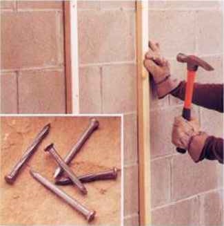 Jak przymocować drewno do betonowego bloku
