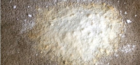 Как да изсушите мокър килим със сода за хляб