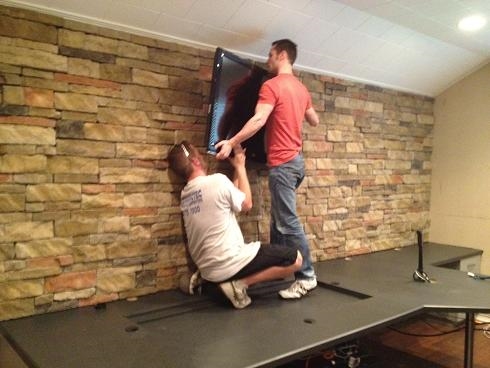 Kā uzstādīt plakanā ekrāna televizoru uz ķieģeļu sienas