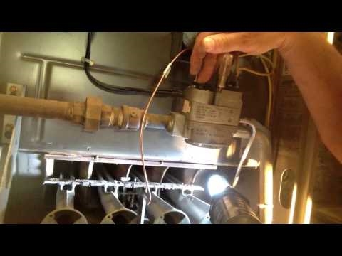 Cómo ajustar la llama de la luz piloto en un horno de gas