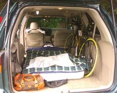 Einbau einer Matratze in einen Minivan