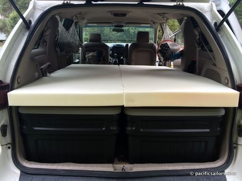 Cómo colocar un colchón en una minivan