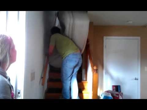 Movendo um colchão no andar de cima