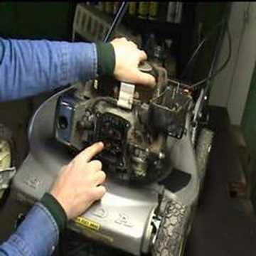 Cómo ajustar un carburador en un motor de cortacésped Kawasaki de 17 caballos de fuerza