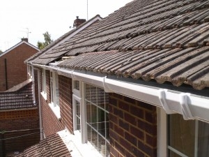 Care este costul pentru înlocuirea acoperișului metalic pe un hambar?