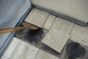 Cómo usar cemento de contacto en pisos de vinilo