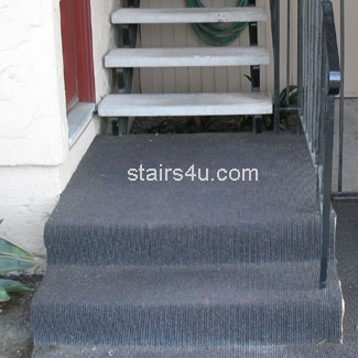 Cómo instalar una alfombra exterior en escalones de concreto