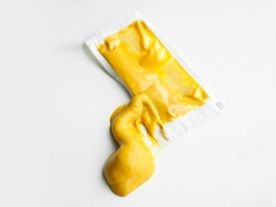Hogyan lehet eltávolítani a mustárfoltokat a pamutból
