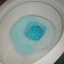 Quais são as causas da mancha azul no vaso sanitário?