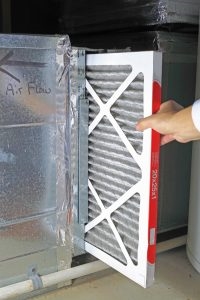 Come sostituire un filtro del forno in una vecchia casa mobile