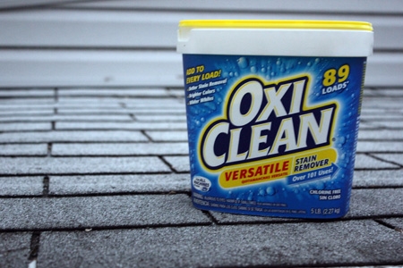 Como limpar telhas com Oxy Bleach