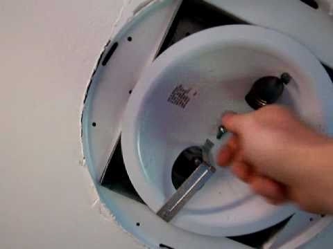 Vai es varu ieeļļot nekontrolējamu vannas istabas izplūdes ventilatoru?