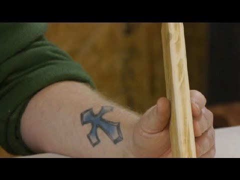 Come rimuovere la vernice incorporata nella venatura del legno