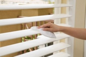 Как да почистите плесен от щори на прозореца